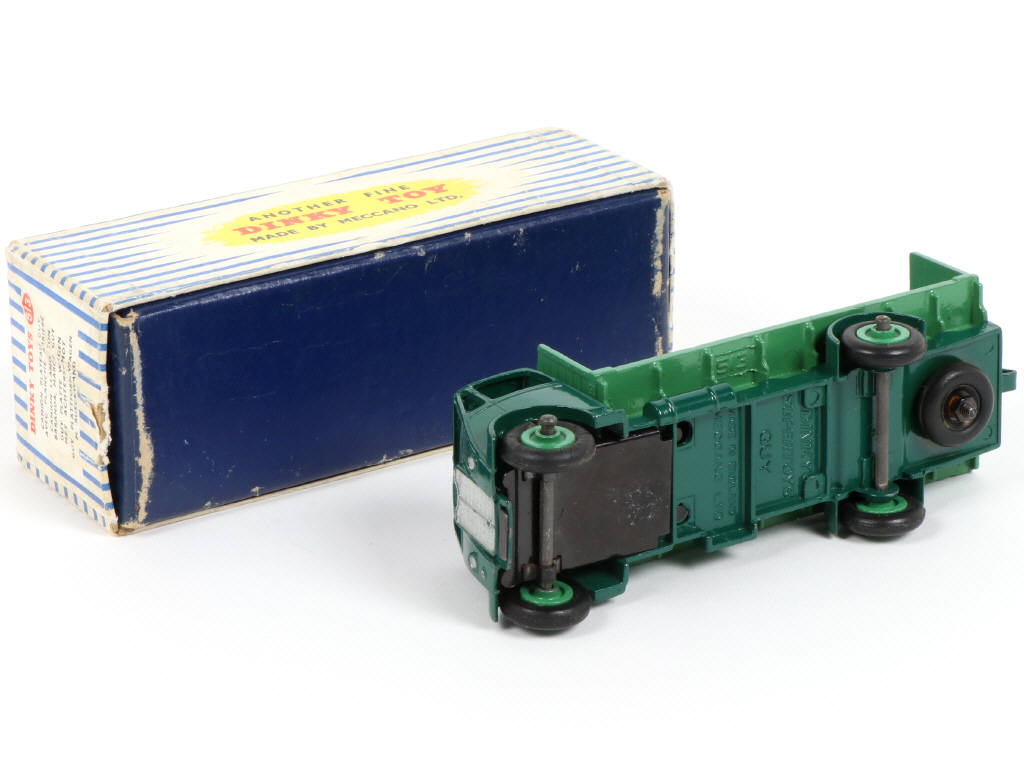 Lot 588 - DINKY TOYS (GB) (1)