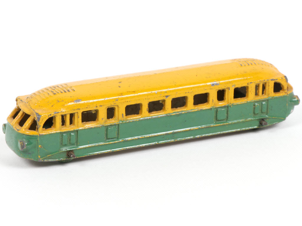 Lot 467 - DINKY TOYS (FRANCE) (1)