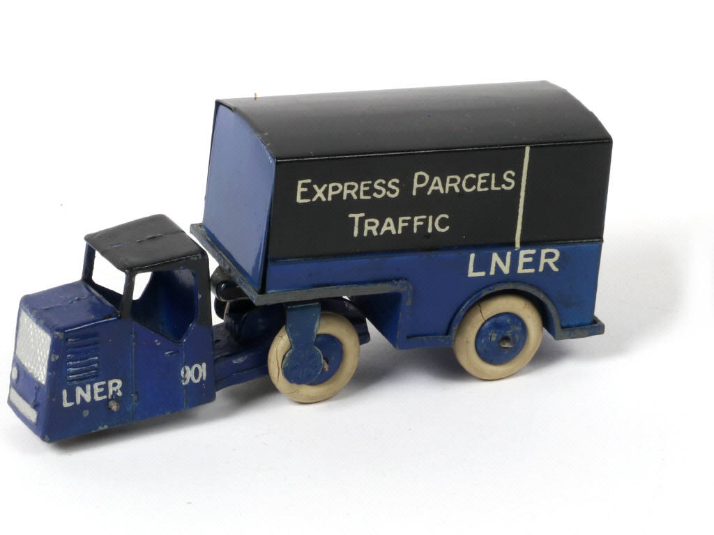 Lot 543 - DINKY TOYS (GB) (1)