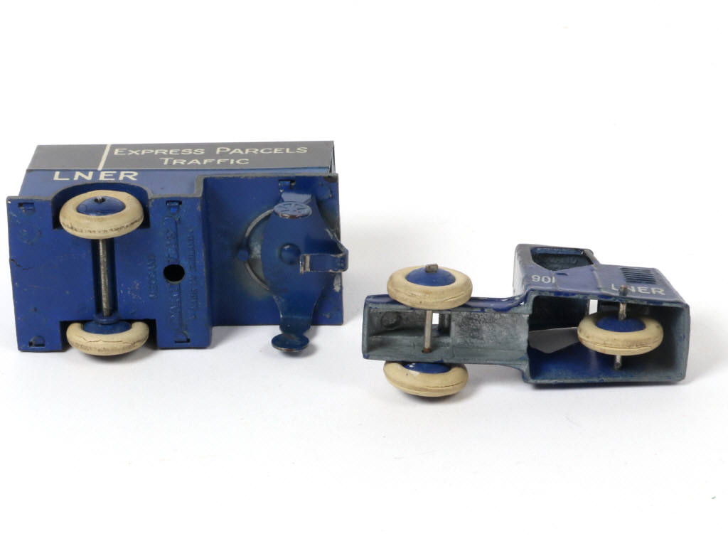 Lot 543 - DINKY TOYS (GB) (1)