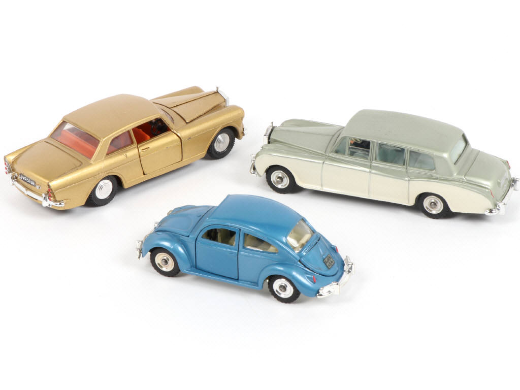 Lot 329 - DINKY TOYS (GB) (3)