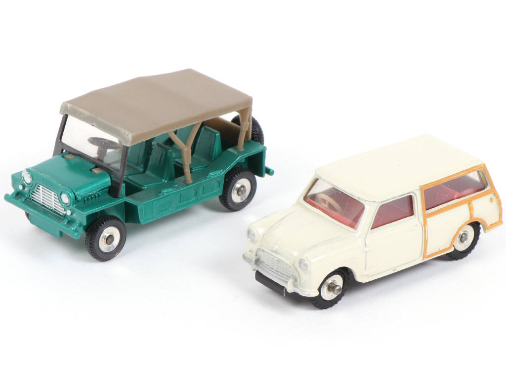 Lot 301 - DINKY TOYS (GB) (2)