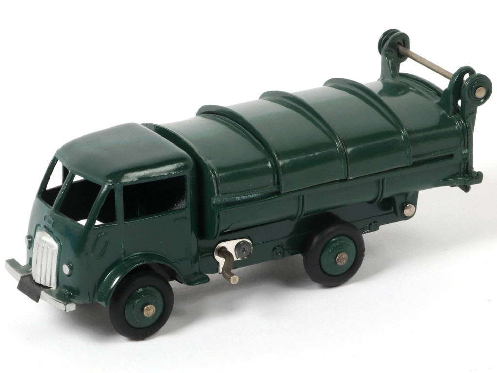 Lot 317 - DINKY TOYS (FRANCE) (1)