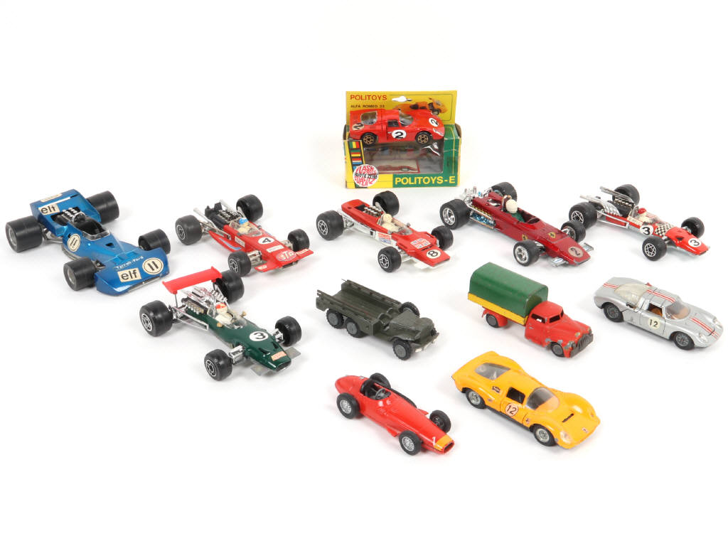 Lot 67 - DIVERS (12)