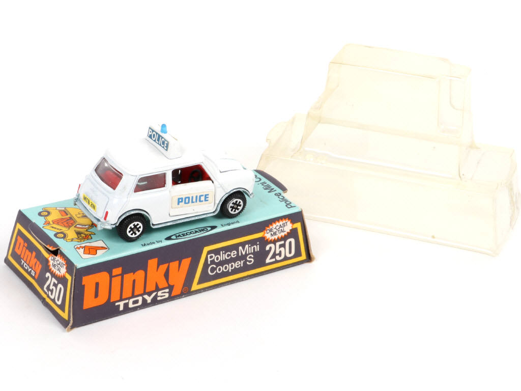 Lot 270 - DINKY TOYS (GB) (1)