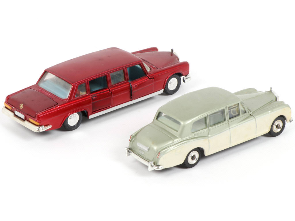 Lot 279 - DINKY TOYS (GB) (2)