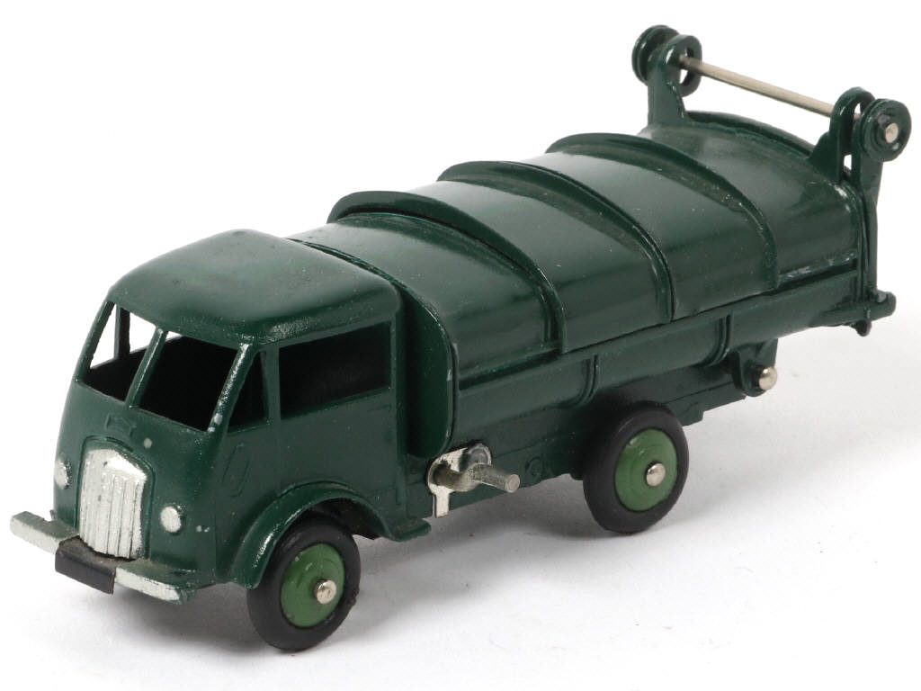 Lot 318 - DINKY TOYS (FRANCE) (1)