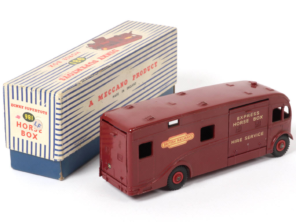 Lot 243 - DINKY TOYS (GB) (1)
