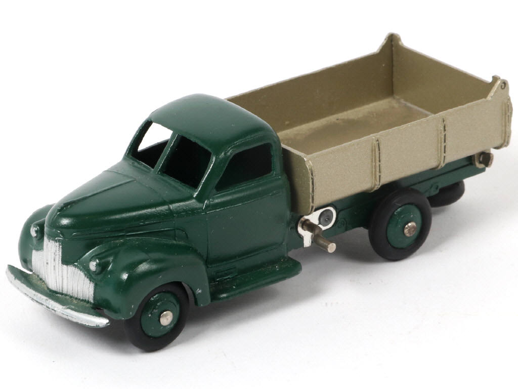 Lot 335 - DINKY TOYS (FRANCE) (1)