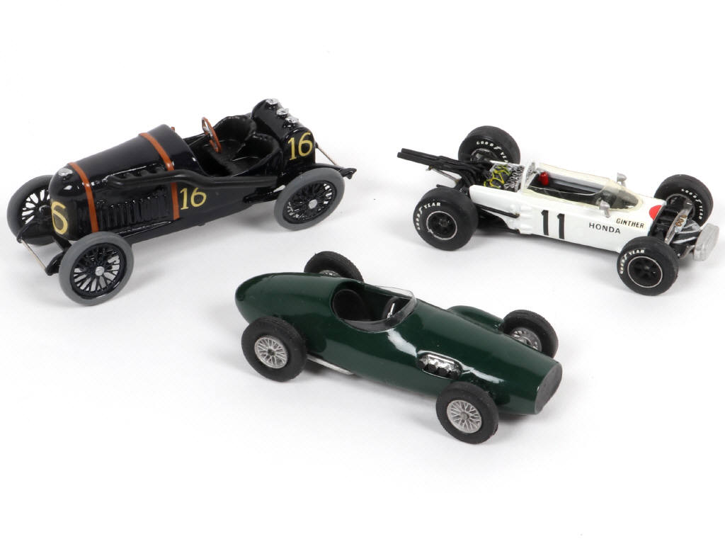 Lot 43 - DIVERS (3)