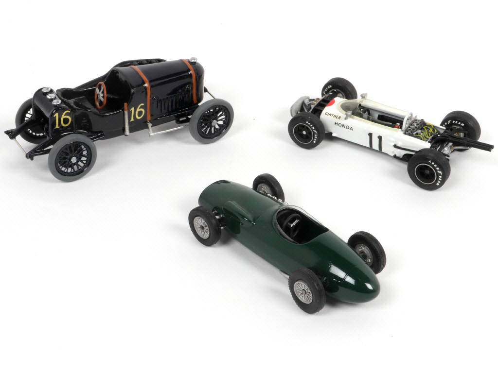 Lot 43 - DIVERS (3)