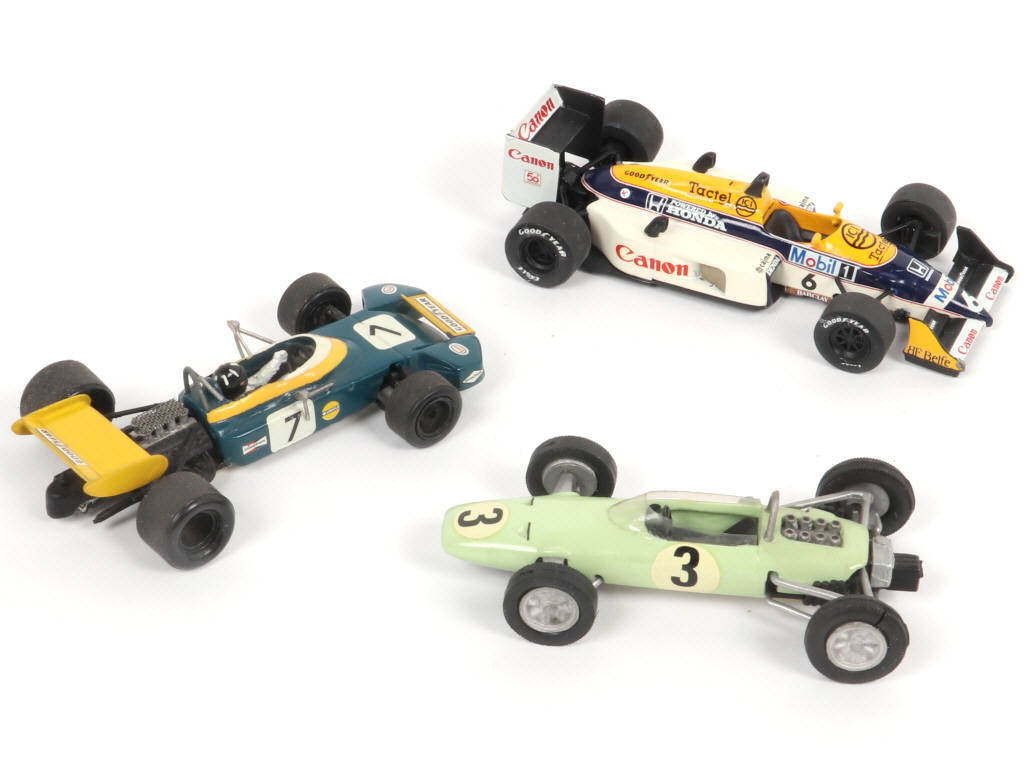 Lot 45 - DIVERS (3)