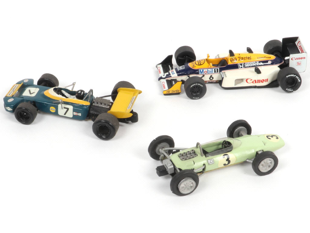 Lot 45 - DIVERS (3)
