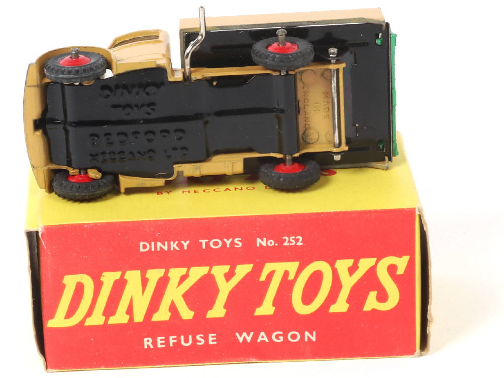 Lot 241 - DINKY TOYS (GB) (1)