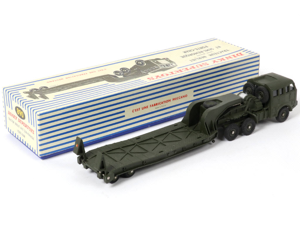 Lot 381 - DINKY TOYS (FRANCE) (1)