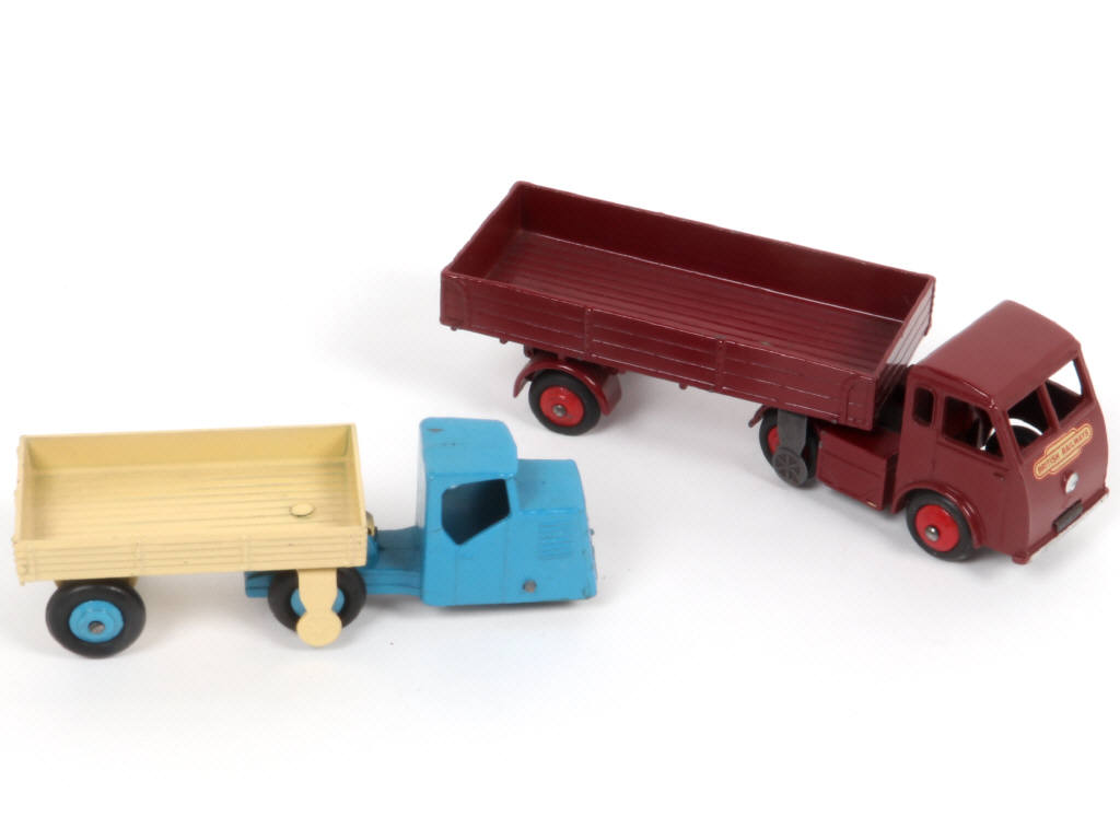 Lot 262 - DINKY TOYS (GB) (2)