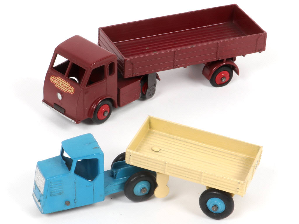 Lot 262 - DINKY TOYS (GB) (2)