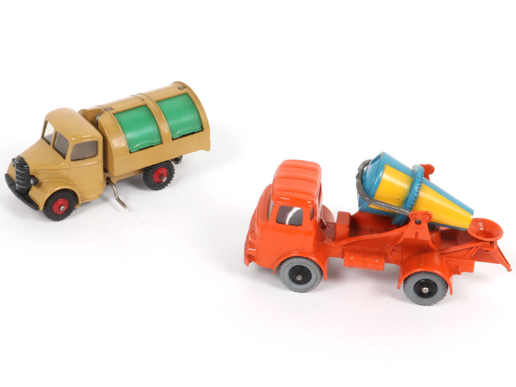 Lot 259 - DINKY TOYS (GB) (2)
