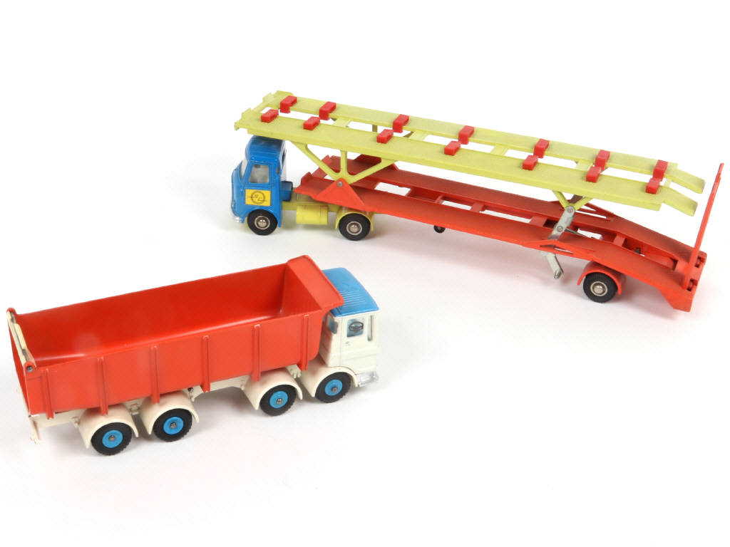 Lot 261 - DINKY TOYS (GB) (2)