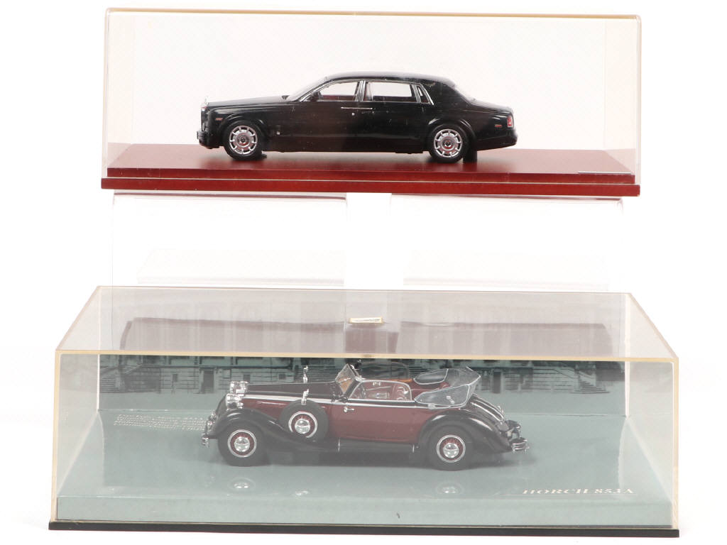 Lot 221 - DIVERS (2)