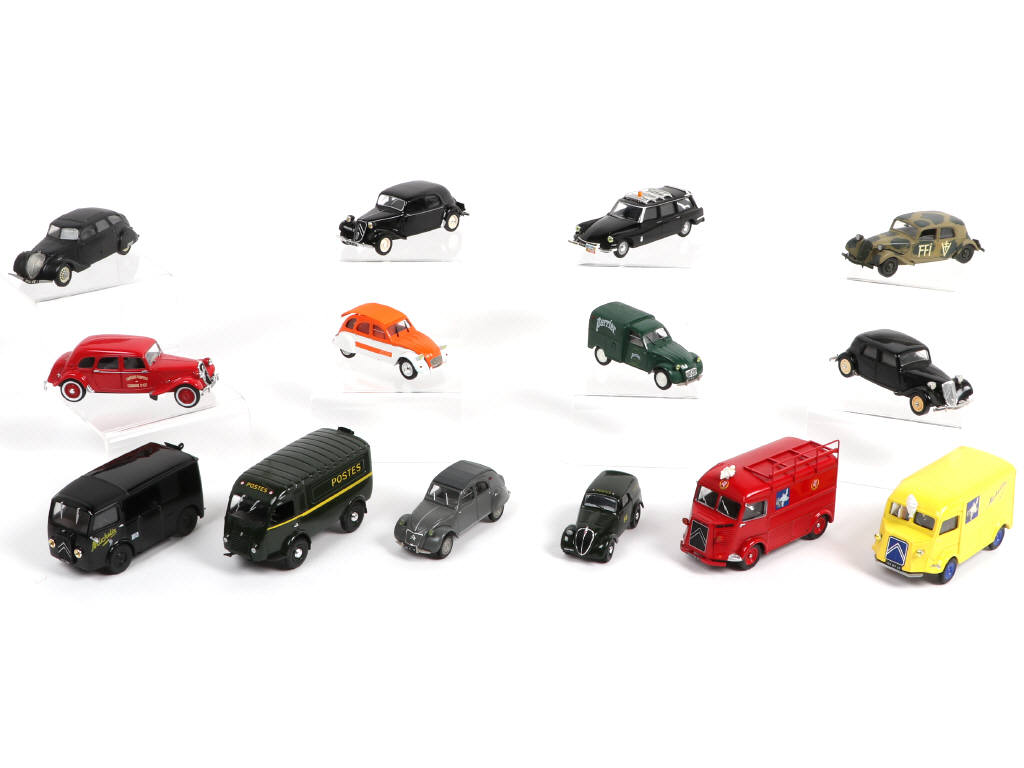 Lot 216 - DIVERS (16)