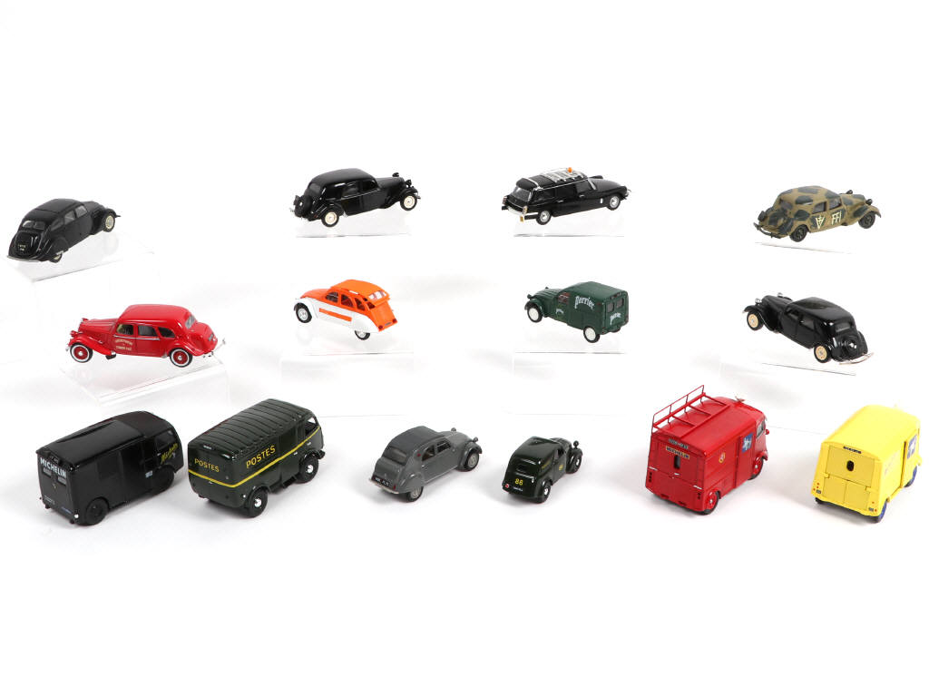 Lot 216 - DIVERS (16)