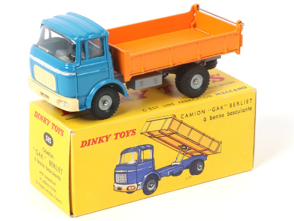 Lot 379 - DINKY TOYS (FRANCE) (1)