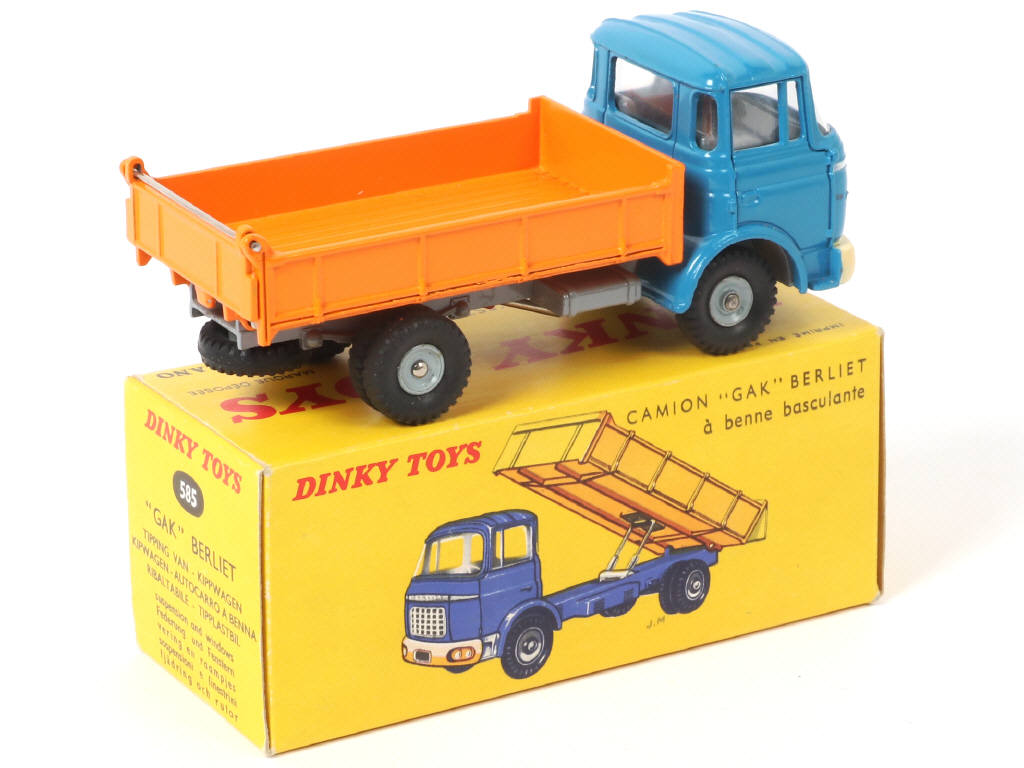 Lot 379 - DINKY TOYS (FRANCE) (1)