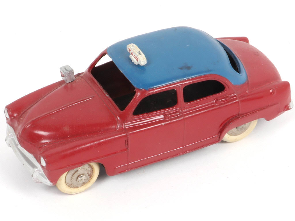 Lot 330 - DINKY TOYS (FRANCE) (1)