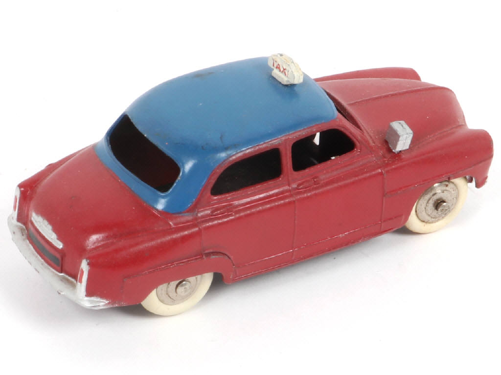 Lot 330 - DINKY TOYS (FRANCE) (1)