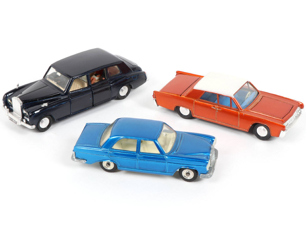 Lot 296 - DINKY TOYS (GB) (3)