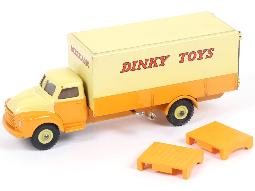 Lot 302 - DINKY TOYS (GB) (1)