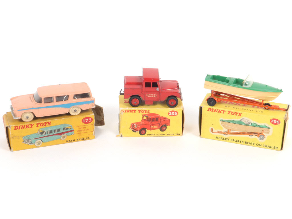 Lot 392 - DINKY TOYS (GB) (3)