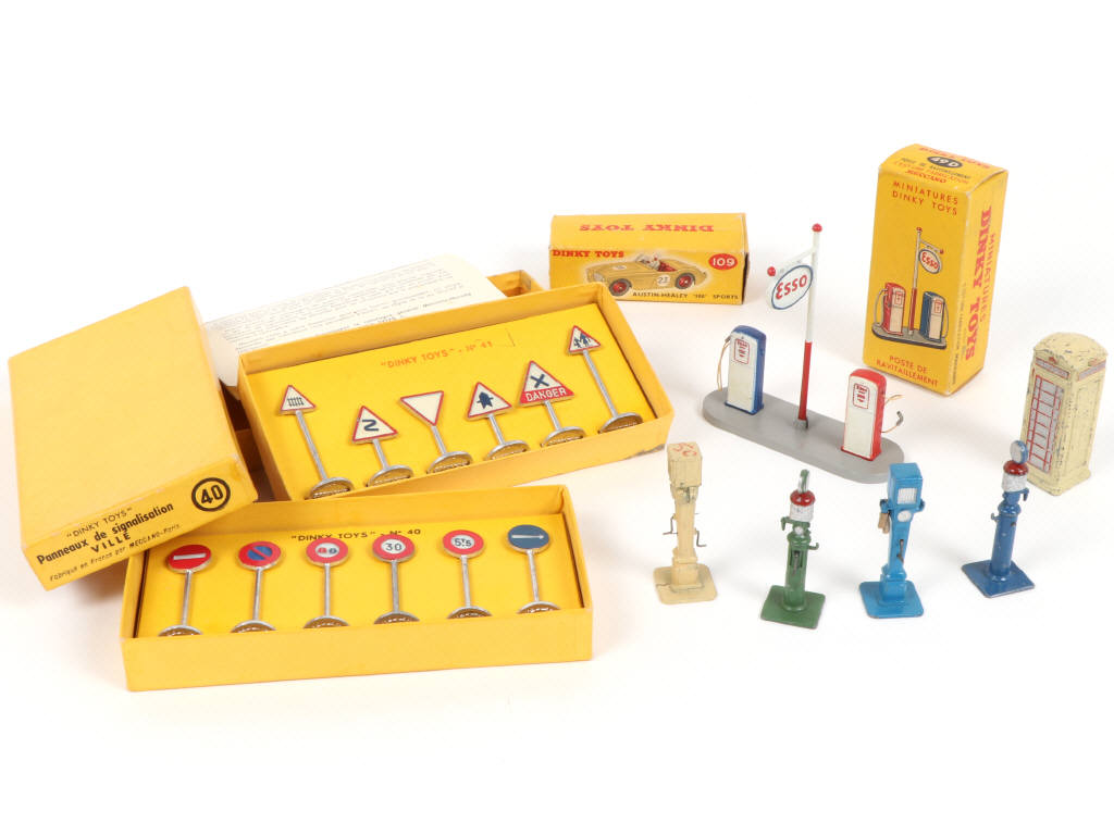 Lot 459 - DINKY TOYS (FRANCE) (9)