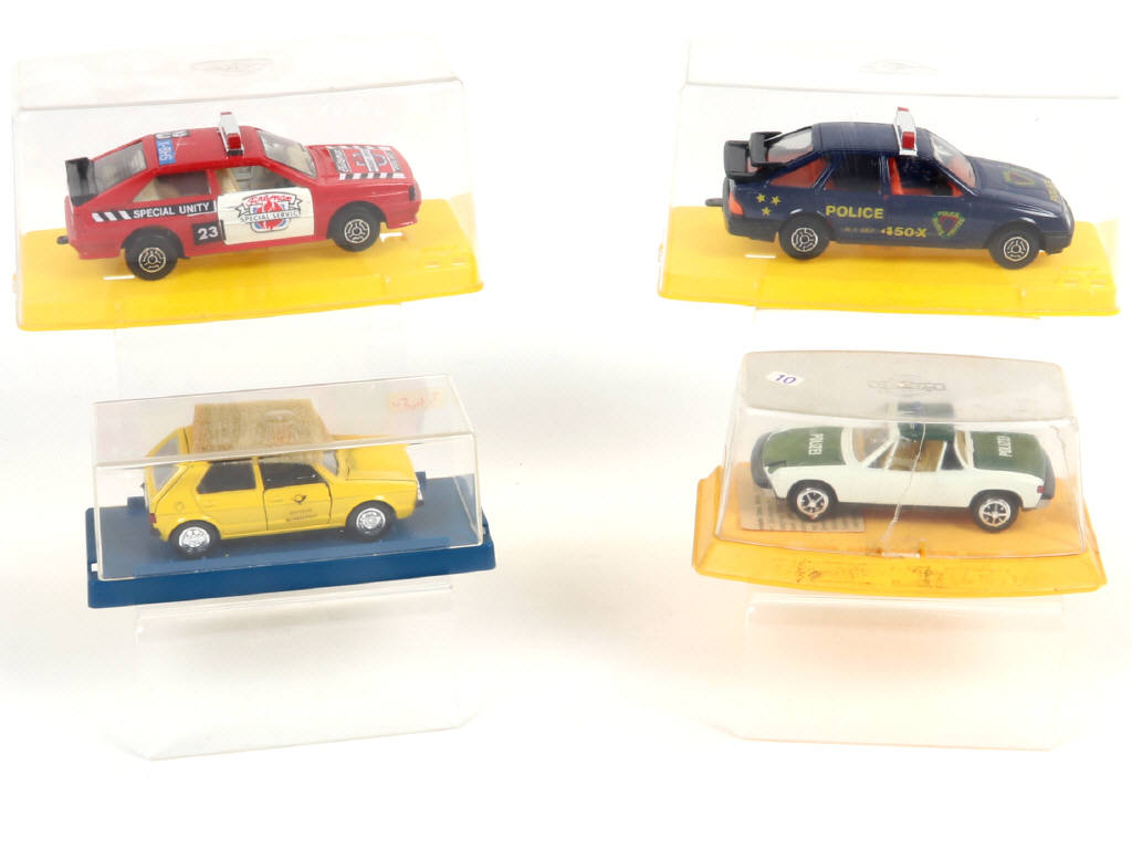Lot 42 - DIVERS (4)