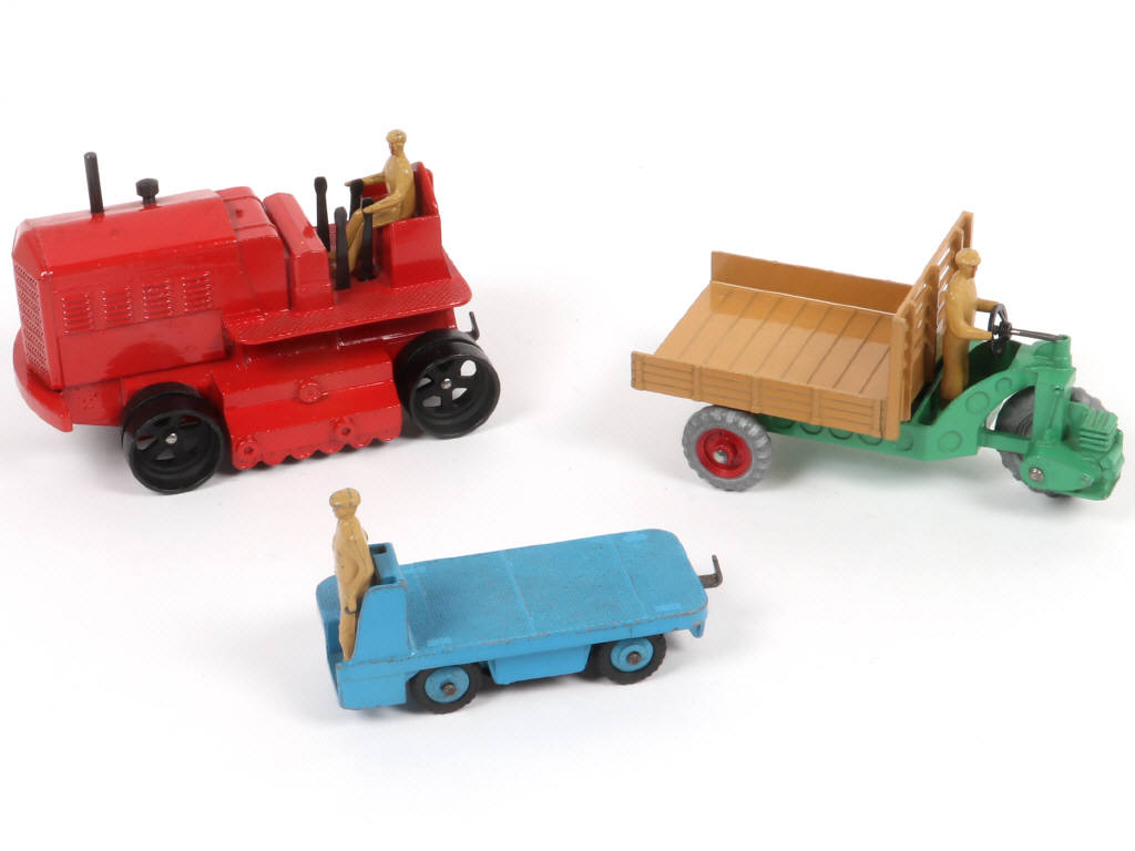 Lot 389 - DINKY TOYS (GB) (3)