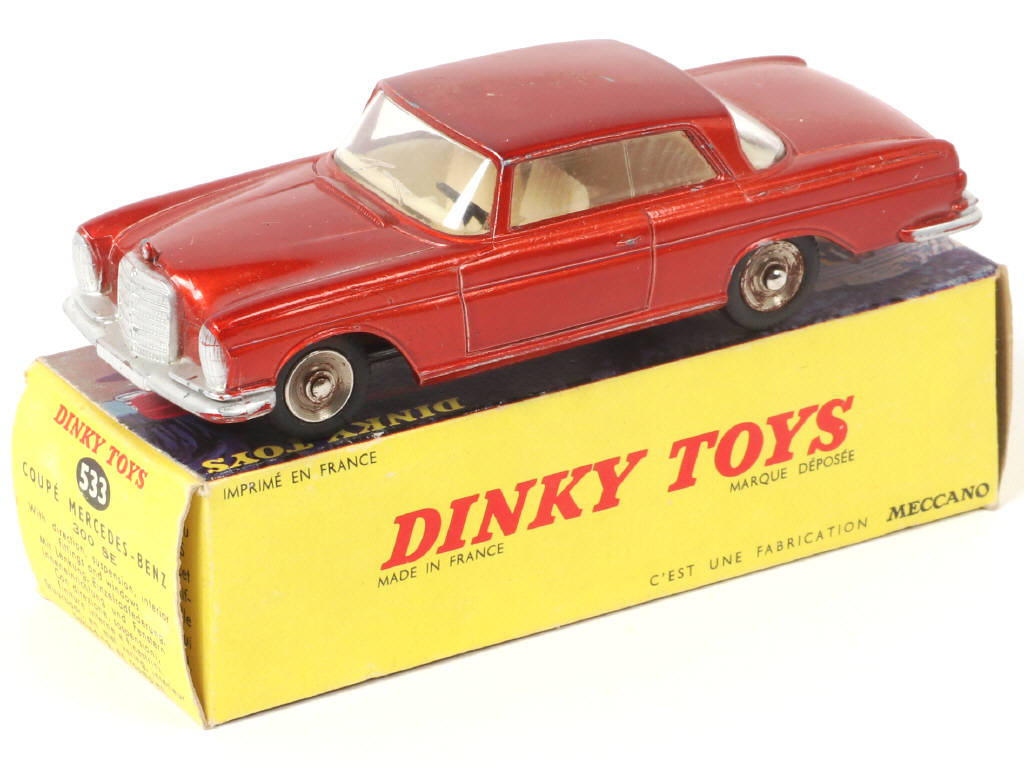 Lot 423 - DINKY TOYS (FRANCE) (1)