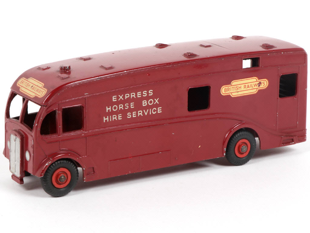 Lot 317 - DINKY TOYS (GB) (1)