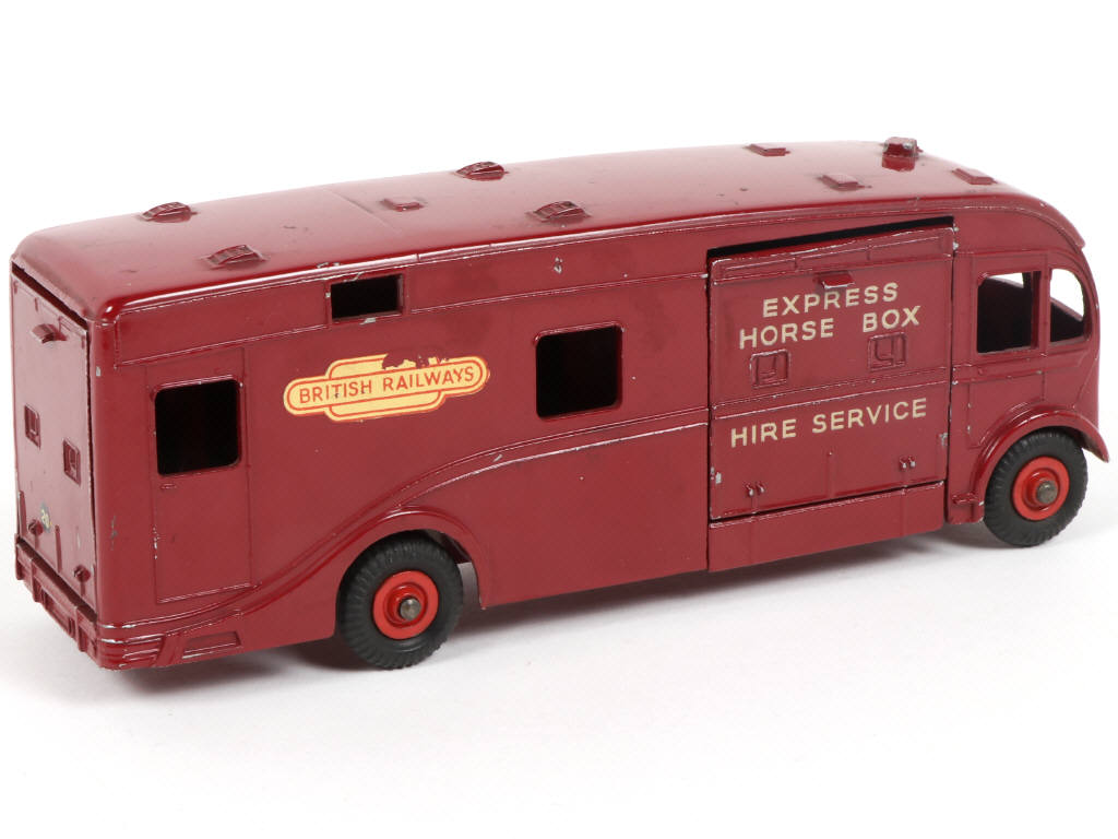 Lot 317 - DINKY TOYS (GB) (1)