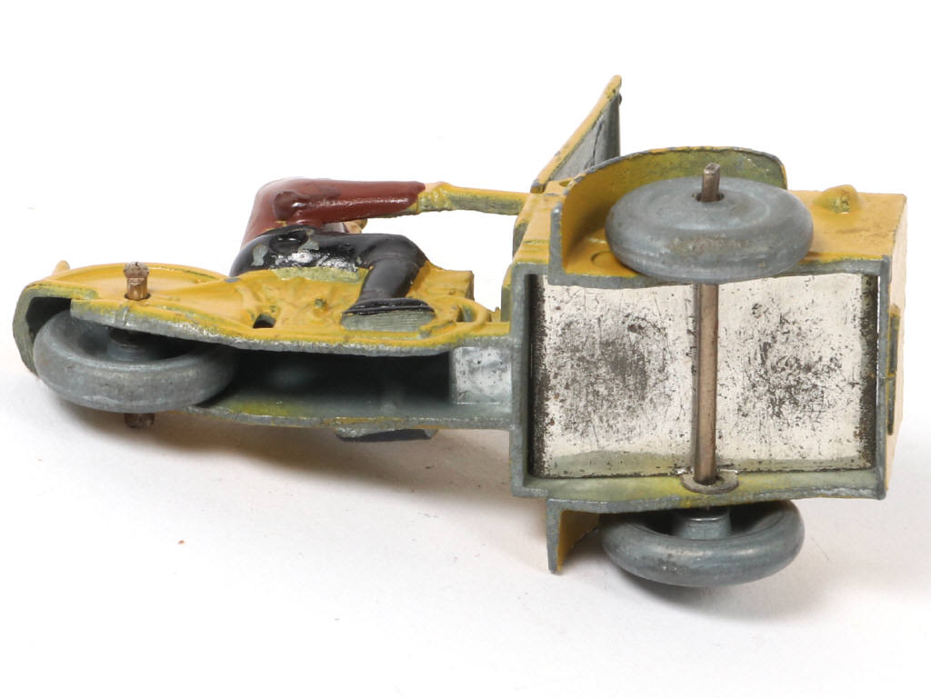 Lot 226 - DINKY TOYS (FRANCE) (1)