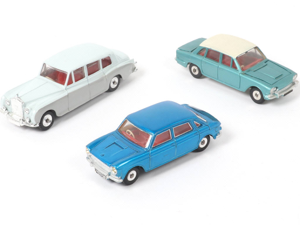 Lot 326 - DINKY TOYS (GB) (3)