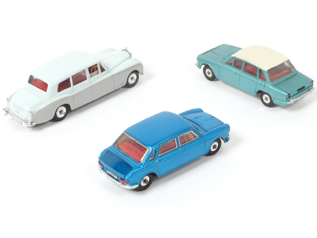 Lot 326 - DINKY TOYS (GB) (3)