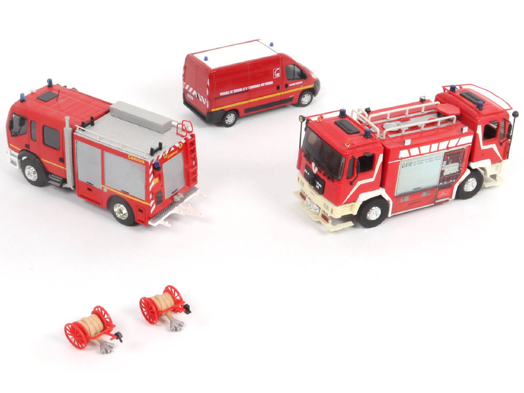 Lot 76 - DIVERS (3)