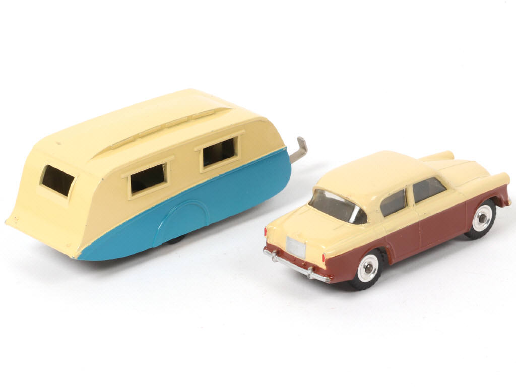 Lot 325 - DINKY TOYS (GB) (2)