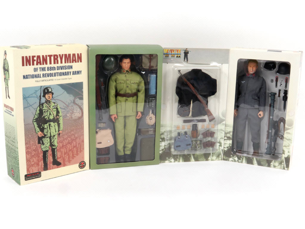 Lot 63 - DIVERS (2)