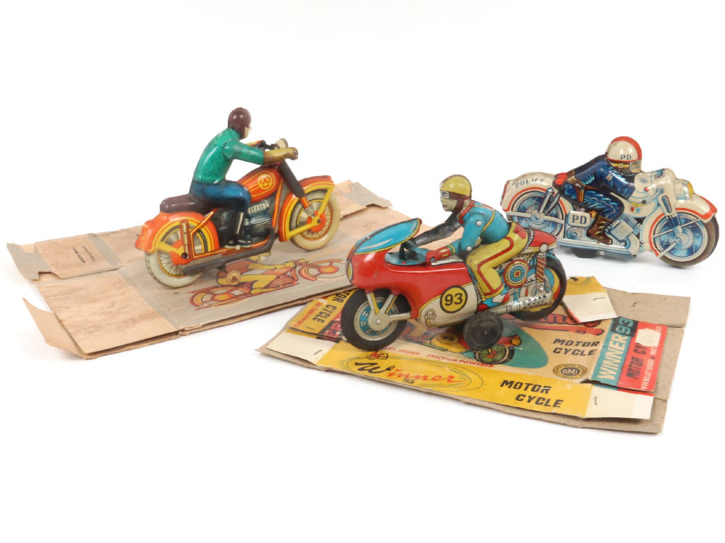 Lot 9 - DIVERS (3)