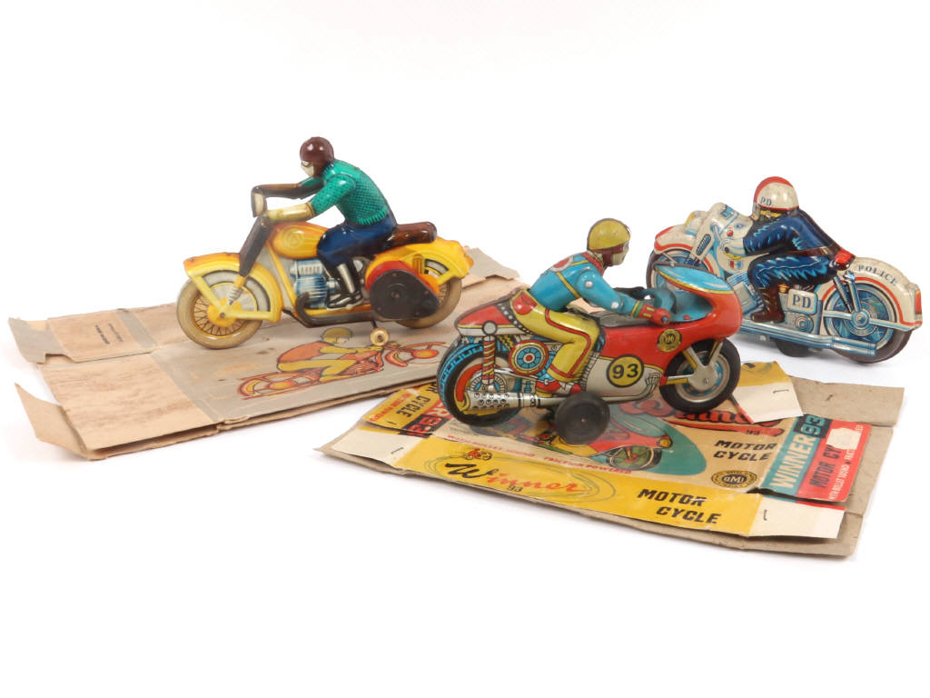 Lot 9 - DIVERS (3)