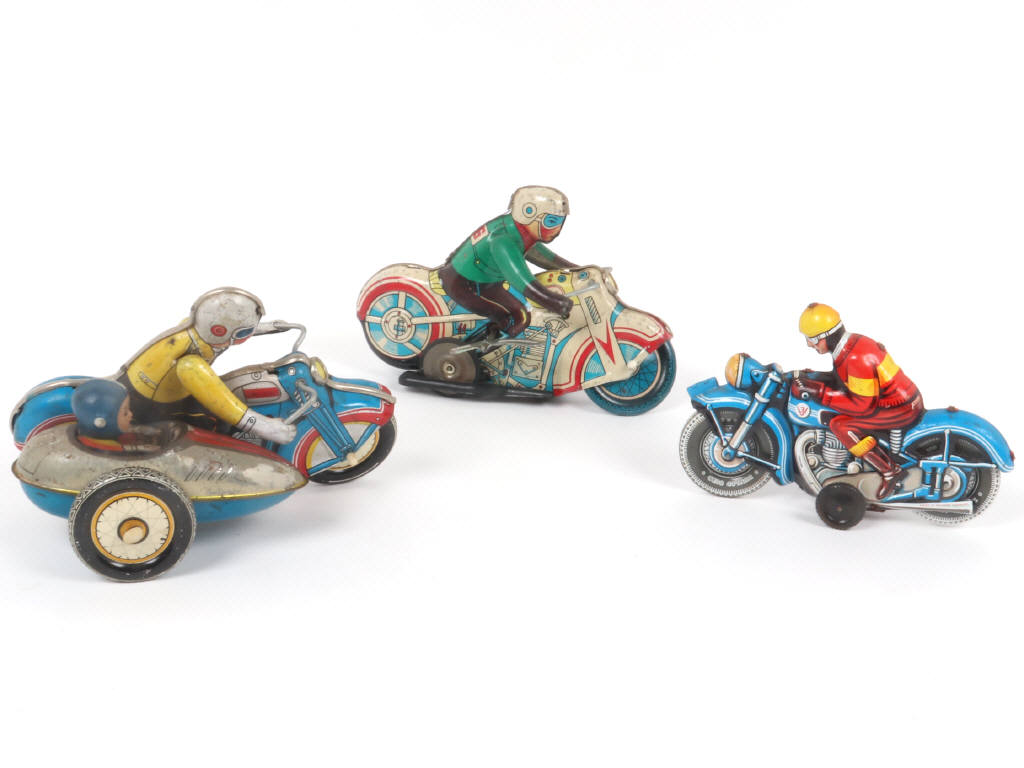 Lot 8 - DIVERS (3)