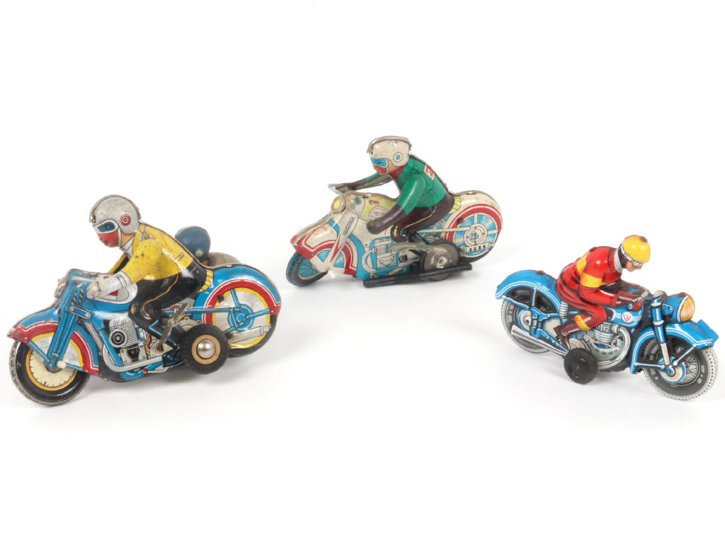 Lot 8 - DIVERS (3)