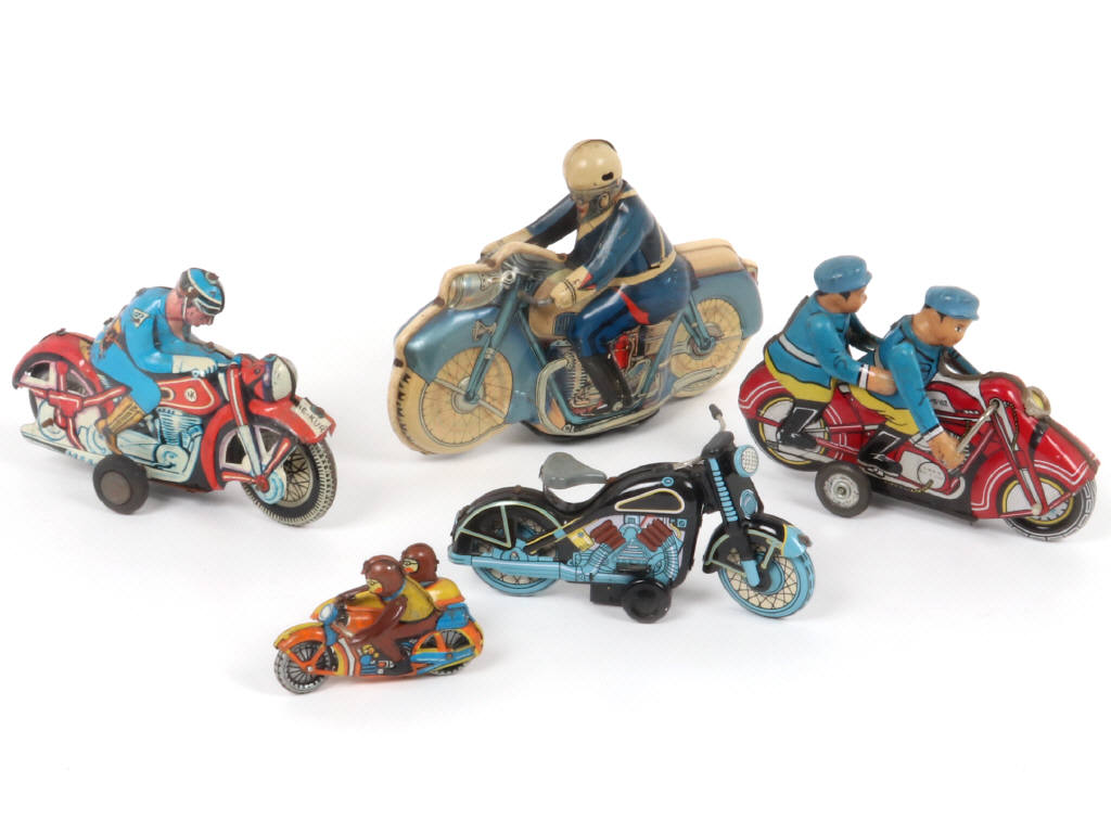 Lot 12 - DIVERS (5)